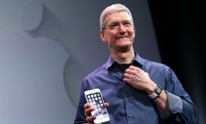 Tim Cook và Apple Watch trong một sự kiện năm 2014. Ảnh: Reuters.