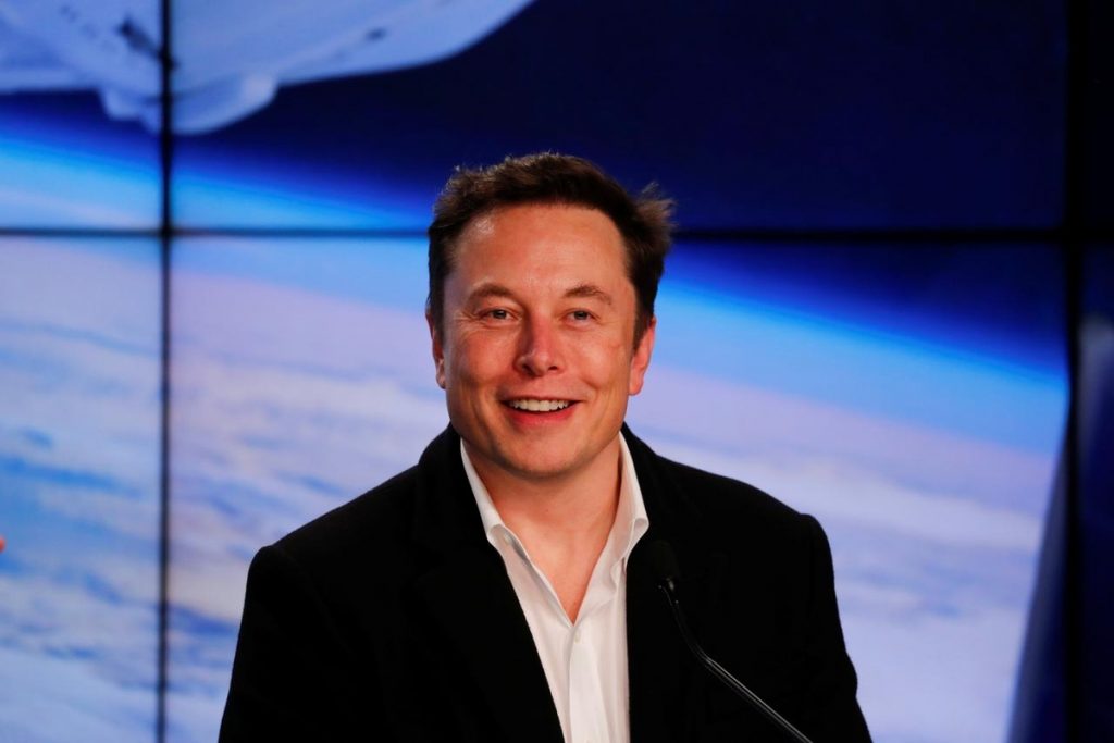 Elon Musk (tổng lương: 595,266 triệu USD)